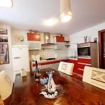 Lara 2 - Free Parking *