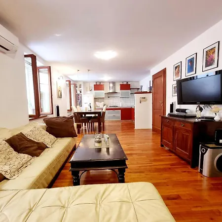 Lara 2 - With Affordable Parking Apartman