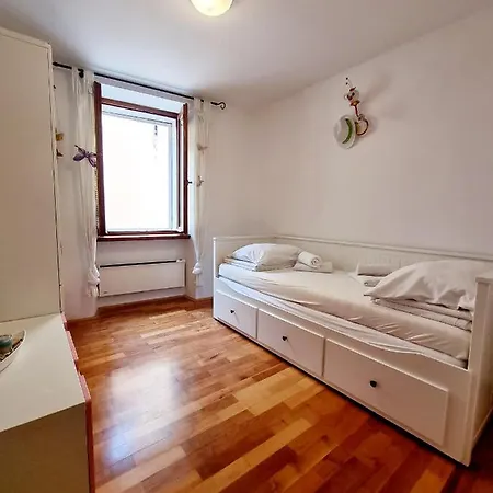 Apartment Lara 2 - With Affordable Parking