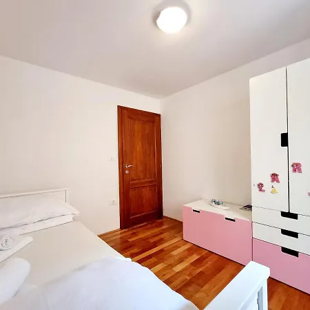 Lara 2 - With Affordable Parking Apartman *