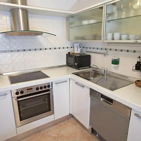 Lara 2 - Free Parking