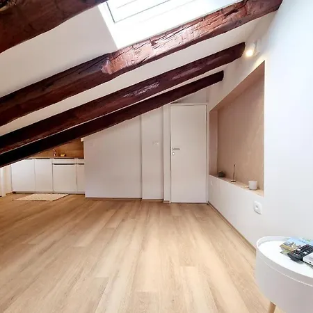 Lara 2 - With Affordable Parking Apartman *