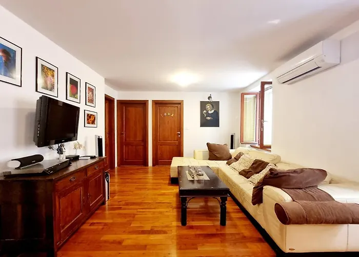 Lara 2 - With Affordable Parking * Pirano