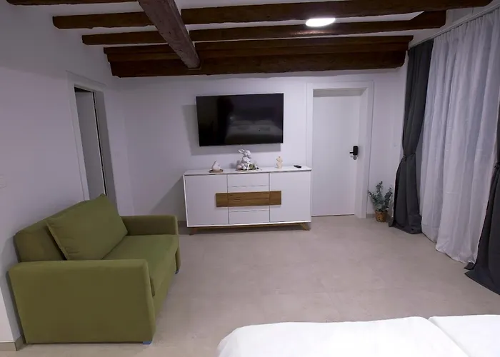 Lara 2 - With Affordable Parking * 皮兰