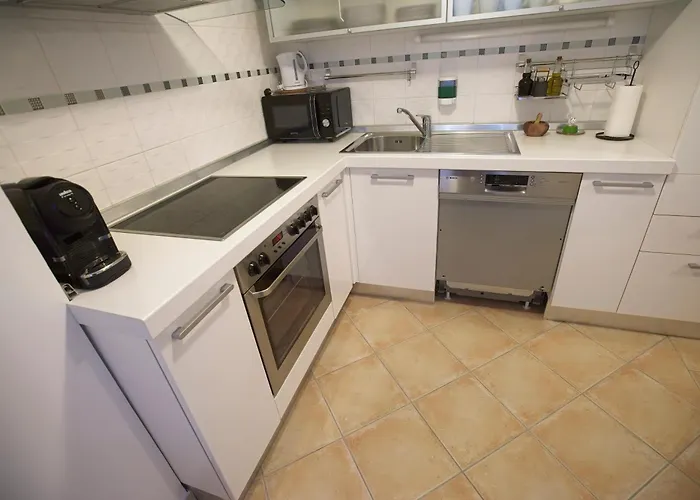 Lara 2 - With Affordable Parking * 皮兰